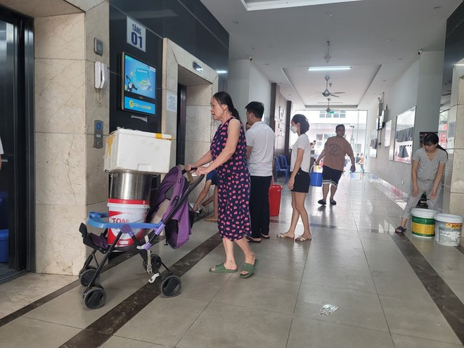 [ẢNH] Hà Nội: Người dân nghỉ làm, chờ hàng giờ đồng hồ mới lấy được xô nước - Ảnh 10.