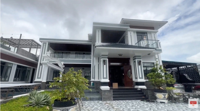 Kh&ocirc;ng kh&iacute; trước thềm lễ ăn hỏi sao nam Vbiz v&agrave; bạn trai: Tổ chức ở biệt thự khủng, 1 chi tiết lạ ở cổng hoa - Ảnh 10.