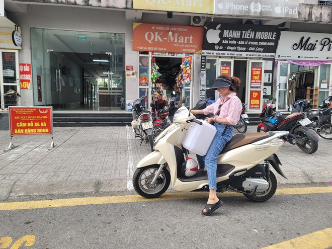 [ẢNH] Hà Nội: Người dân nghỉ làm, chờ hàng giờ đồng hồ mới lấy được xô nước - Ảnh 9.