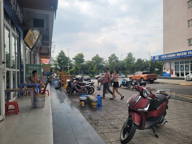[ẢNH] Hà Nội: Người dân nghỉ làm, chờ hàng giờ đồng hồ mới lấy được xô nước - Ảnh 7.