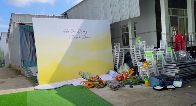 Kh&ocirc;ng kh&iacute; trước thềm lễ ăn hỏi sao nam Vbiz v&agrave; bạn trai: Tổ chức ở biệt thự khủng, 1 chi tiết lạ ở cổng hoa - Ảnh 6.