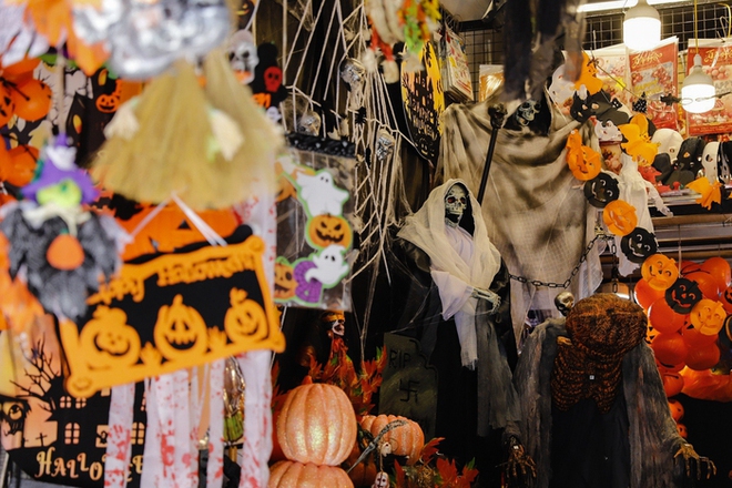 Ngập tràn đồ chơi kinh dị trên phố Hàng Mã trước thềm Halloween - Ảnh 5.