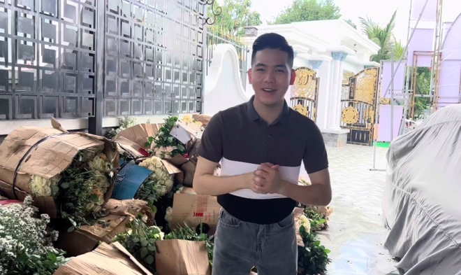 Kh&ocirc;ng kh&iacute; trước thềm lễ ăn hỏi sao nam Vbiz v&agrave; bạn trai: Tổ chức ở biệt thự khủng, 1 chi tiết lạ ở cổng hoa - Ảnh 3.