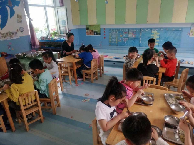 Con đi học về cả th&aacute;ng than ăn kh&ocirc;ng đủ no, mẹ l&ecirc;n gặp Hiệu trưởng th&igrave; bị mỉa mai 1 c&acirc;u khiến chị bật kh&oacute;c - Ảnh 1.
