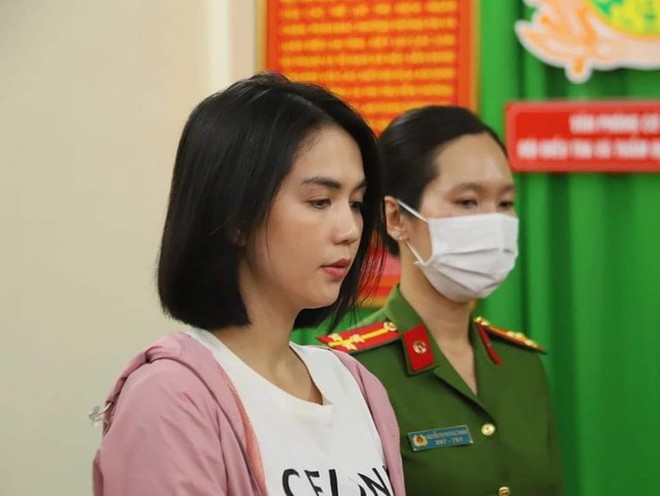 Người mẫu Ngọc Trinh v&agrave; người dạy l&aacute;i m&ocirc; t&ocirc; bị bắt tạm giam - Ảnh 1.
