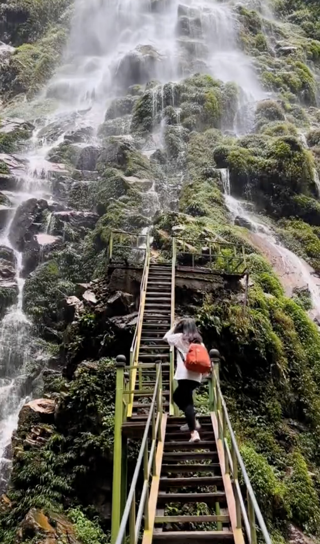 Khung cảnh ngọn thác hùng vĩ ở Lào Cai khiến nhiều người trầm trồ: Không ngờ ở Việt Nam có nơi đẹp như vậy! - Ảnh 2.