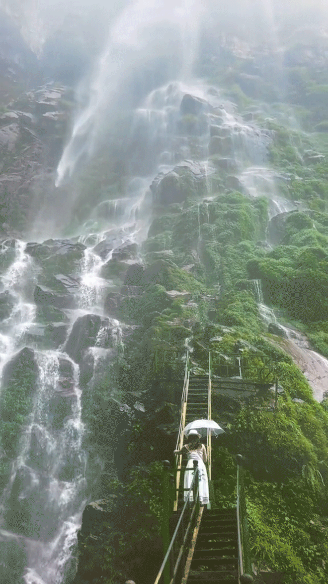 Khung cảnh ngọn thác hùng vĩ ở Lào Cai khiến nhiều người trầm trồ: Không ngờ ở Việt Nam có nơi đẹp như vậy!
