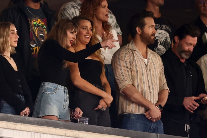 Taylor Swift đến sân bóng để cổ vũ cho bạn trai tin đồn, có biểu cảm đáng chú ý hút hơn 2,4 triệu lượt xem - Ảnh 4.