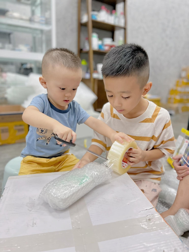 Con trai cầu thủ nổi tiếng v&agrave; &aacute;i nữ cựu chủ tịch S&agrave;i G&ograve;n FC: 3 tuổi đ&atilde; biết chốt đơn, l&agrave;m qu&agrave; tặng mẹ - Ảnh 3.