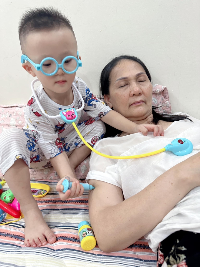 Con trai cầu thủ nổi tiếng v&agrave; &aacute;i nữ cựu chủ tịch S&agrave;i G&ograve;n FC: 3 tuổi đ&atilde; biết chốt đơn, l&agrave;m qu&agrave; tặng mẹ - Ảnh 4.