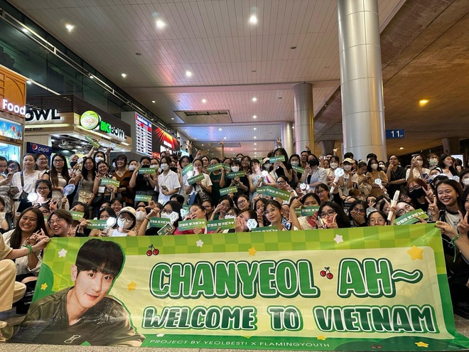 Chanyeol (EXO) thân thiện tại sân bay Tân Sơn Nhất, hào hứng ghi lại hình ảnh fan Việt trật tự chào đón - Ảnh 4.