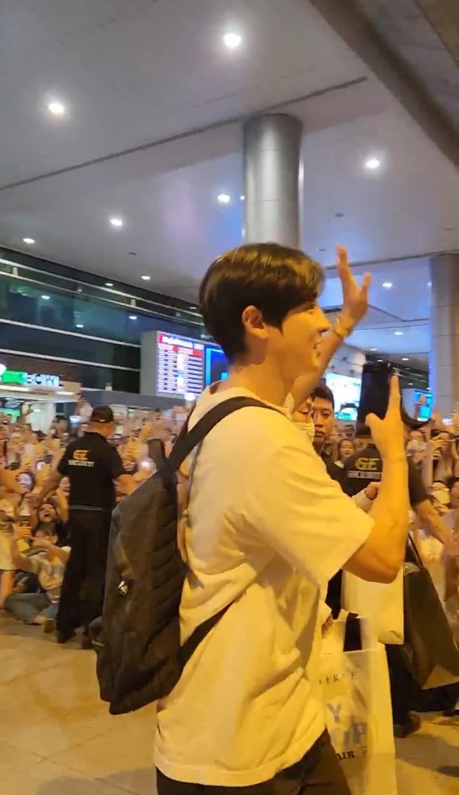Chanyeol (EXO) thân thiện tại sân bay Tân Sơn Nhất, hào hứng ghi lại hình ảnh fan Việt trật tự chào đón - Ảnh 3.