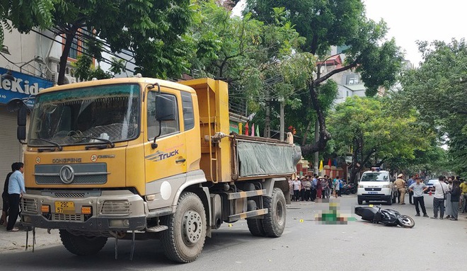 Hai xe máy tông nhau, nam shipper ngã ra đường bị xe tải tông tử vong - Ảnh 1.