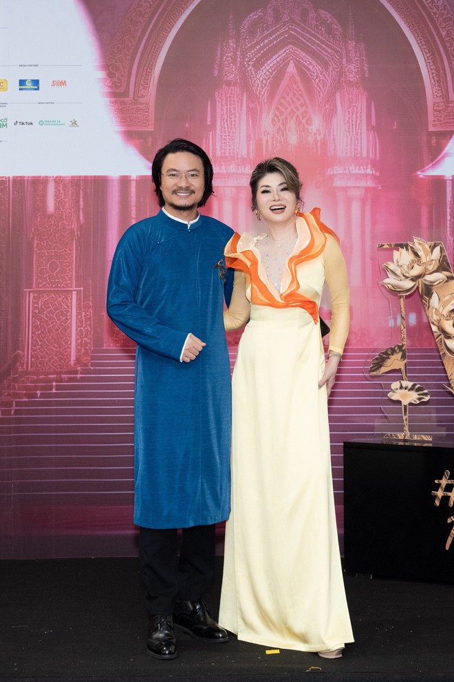 Thảm đỏ đ&ecirc;m thi Trang phục d&acirc;n tộc Miss Grand International: Th&ugrave;y Ti&ecirc;n kiều diễm chiếm spotlight khi đọ sắc &Aacute; hậu Miss Grand International 2022 - Ảnh 7.