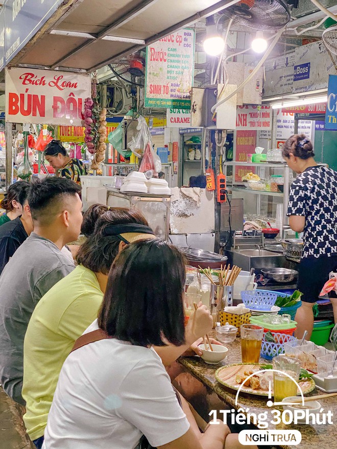 Dân văn phòng Hà Nội "chui xuống" khu chợ dưới lòng đất trăm năm tuổi để ăn cơm, gội đầu vào mỗi buổi trưa - Ảnh 4.