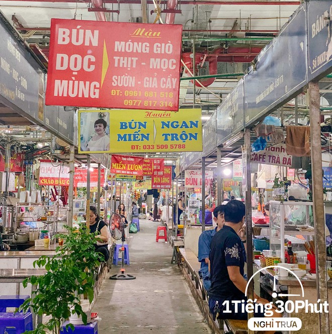 Dân văn phòng Hà Nội "chui xuống" khu chợ dưới lòng đất trăm năm tuổi để ăn cơm, gội đầu vào mỗi buổi trưa - Ảnh 2.