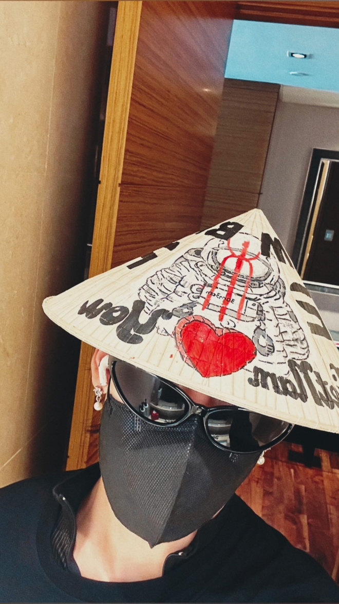 BamBam (GOT7) đổ bộ s&acirc;n bay T&acirc;n Sơn Nhất: Vừa đến nơi đ&atilde; diện n&oacute;n l&aacute; v&agrave; hỏi fan chỗ mua... b&aacute;nh tr&aacute;ng trộn - Ảnh 9.