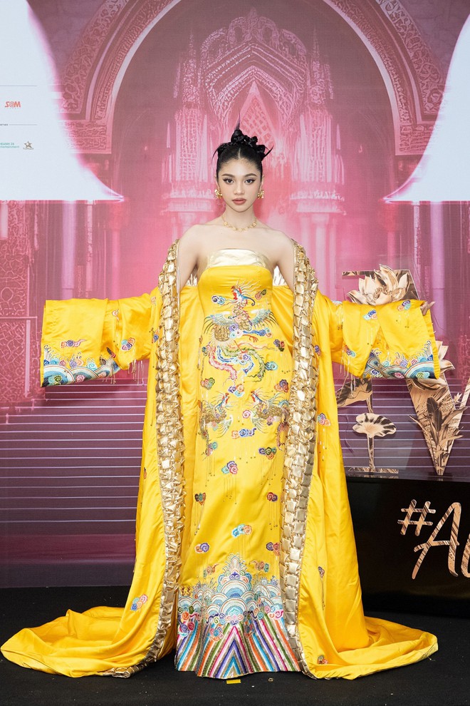 Thảm đỏ đ&ecirc;m thi Trang phục d&acirc;n tộc Miss Grand International: Th&ugrave;y Ti&ecirc;n kiều diễm chiếm spotlight khi đọ sắc &Aacute; hậu Miss Grand International 2022 - Ảnh 5.