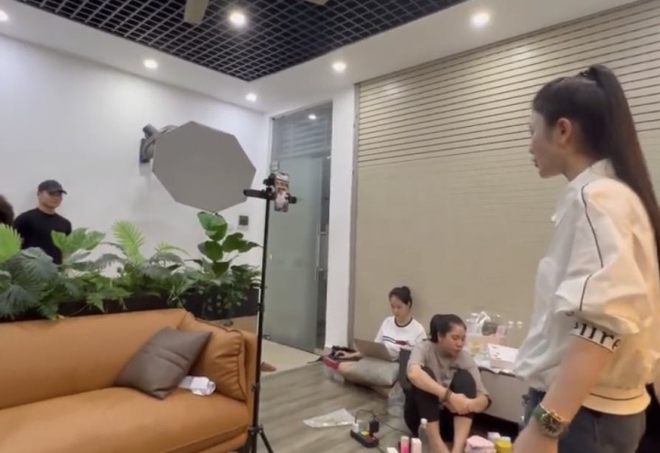 Chu Thanh Huyền tất bật livestream kiếm tiền, Quang Hải đứng 4 tiếng ngắm nàng khiến ai thấy cũng phải ghen tỵ - Ảnh 2.