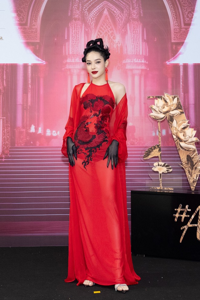 Thảm đỏ đêm thi Trang phục dân tộc Miss Grand International: Thùy Tiên kiều diễm chiếm spotlight khi đọ sắc Á hậu Miss Grand International 2022 - Ảnh 4.