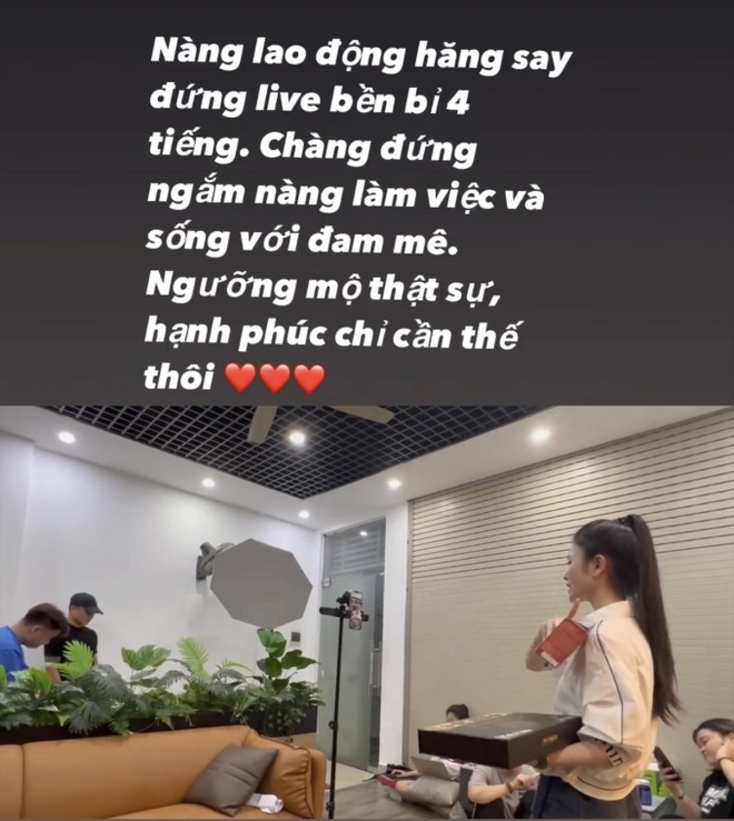 Chu Thanh Huyền tất bật livestream kiếm tiền, Quang Hải đứng 4 tiếng ngắm nàng khiến ai thấy cũng phải ghen tỵ - Ảnh 1.