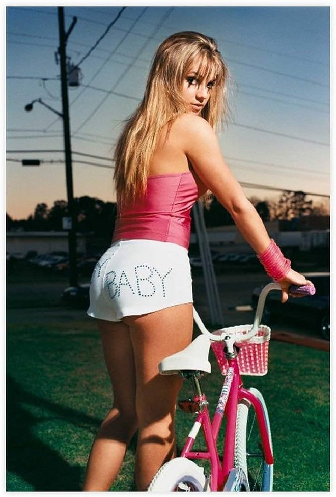 Britney Spears in her youth: God of crop tops, loves bodycon dresses and is also Barbie in real life - Photo 2.