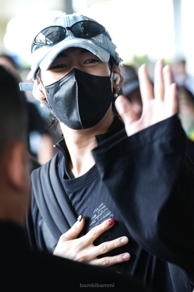 BamBam (GOT7) đổ bộ s&acirc;n bay T&acirc;n Sơn Nhất: Vừa đến nơi đ&atilde; diện n&oacute;n l&aacute; v&agrave; hỏi fan chỗ mua... b&aacute;nh tr&aacute;ng trộn - Ảnh 5.