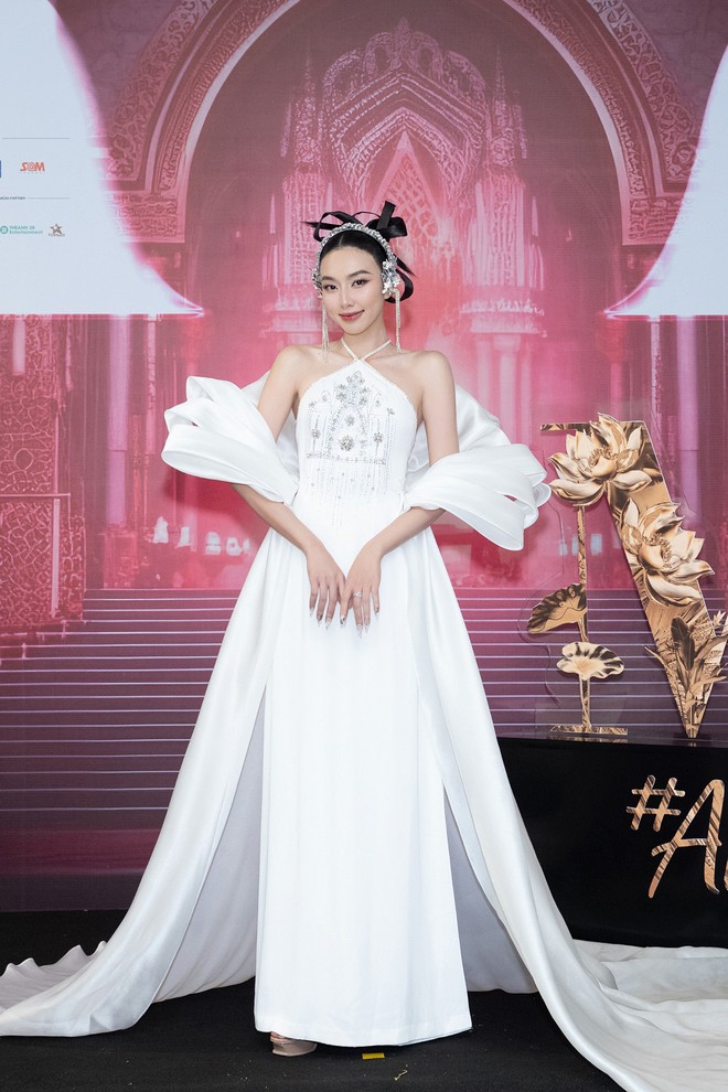 Thảm đỏ đêm thi Trang phục dân tộc Miss Grand International: Thùy Tiên kiều diễm chiếm spotlight khi đọ sắc Á hậu Miss Grand International 2022 - Ảnh 2.
