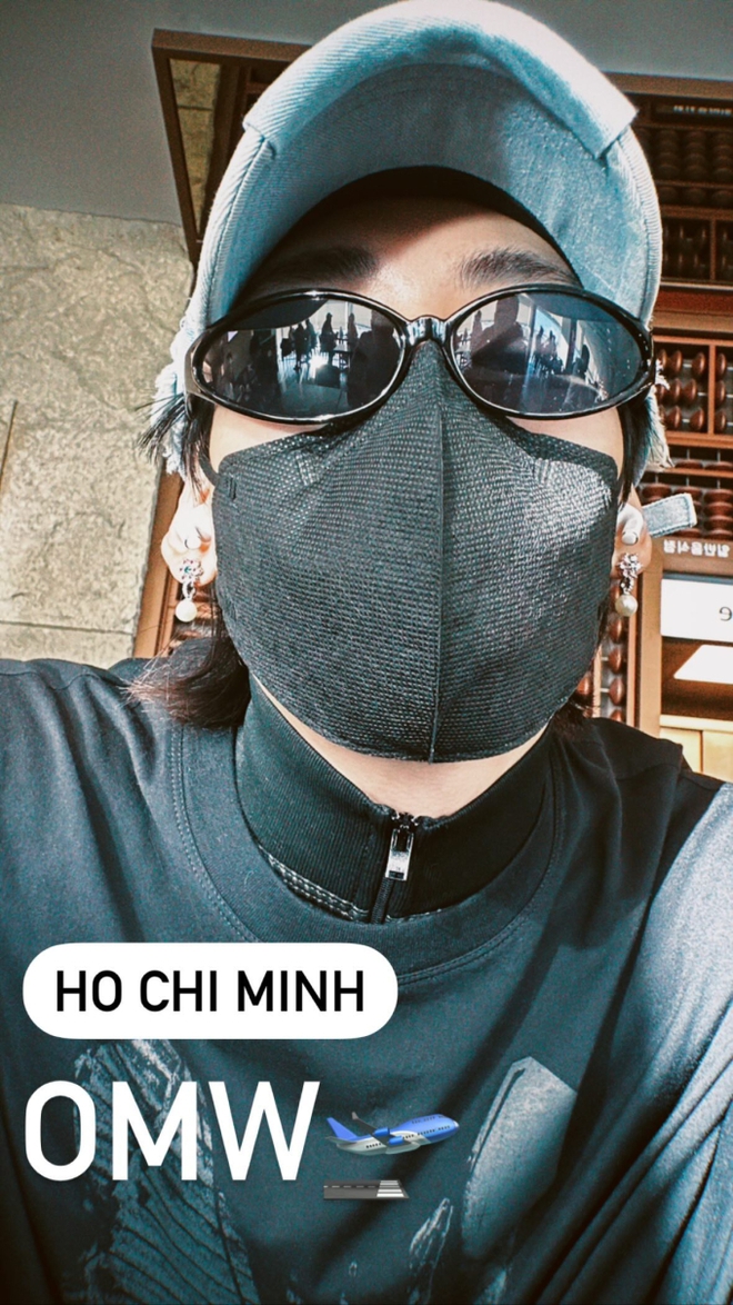 BamBam (GOT7) đổ bộ s&acirc;n bay T&acirc;n Sơn Nhất: Vừa đến nơi đ&atilde; diện n&oacute;n l&aacute; v&agrave; hỏi fan chỗ mua... b&aacute;nh tr&aacute;ng trộn - Ảnh 2.