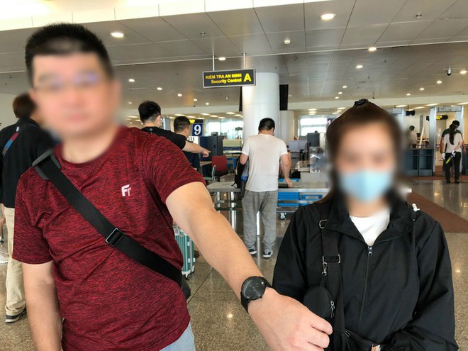 C&ocirc; g&aacute;i cầm nhầm đồng hồ của kh&aacute;ch nước ngo&agrave;i bị camera an ninh ghi lại - Ảnh 3.