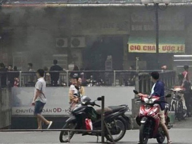 Hà Nội: Cháy cửa hàng tiện lợi ở chung cư Linh Đàm, nghi do chập điện - Ảnh 3.