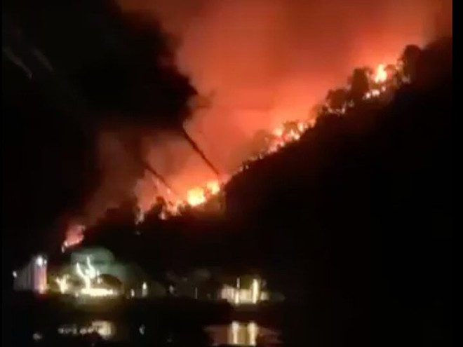 Hà Nội: Huy động hơn 400 người dập tắt cháy rừng phòng hộ ở huyện Sóc Sơn - Ảnh 2.