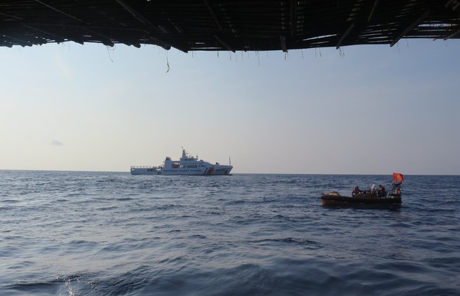 Toàn cảnh cứu hộ, đưa 80 ngư dân chìm tàu từ Trường Sa về đất liền - Ảnh 2.
