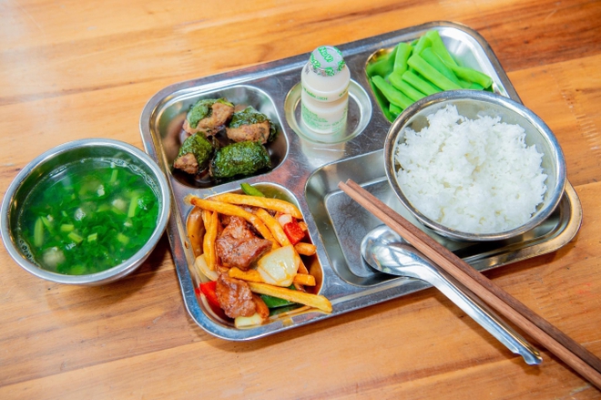 Một trường học ở Hà Nội gây bão vì bữa ăn quá chất lượng, bảo sao phụ huynh xếp hàng trắng đêm giành suất cho con vào lớp 1 - Ảnh 4.