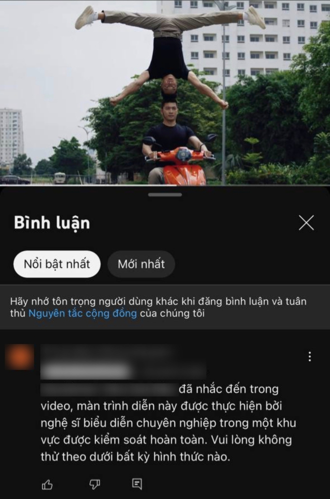 Nh&atilde;n h&agrave;ng đ&atilde; xo&aacute; clip sau khi c&ocirc;ng an v&agrave;o cuộc x&aacute;c minh vụ Quốc Cơ - Quốc Nghiệp chồng đầu đi xe m&aacute;y - Ảnh 2.