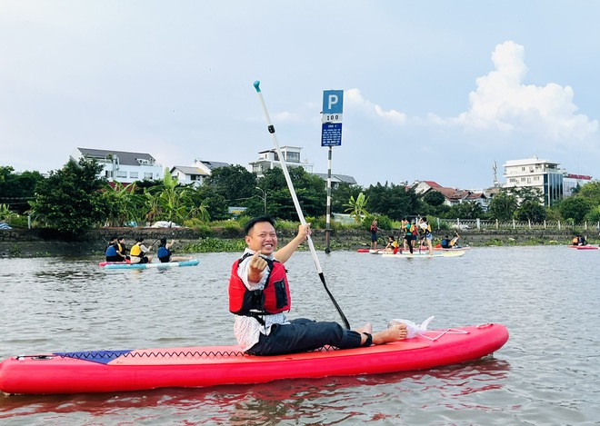 Trải nghiệm tour chèo SUP ngắm hoàng hôn trên sông Sài Gòn - Ảnh 5.