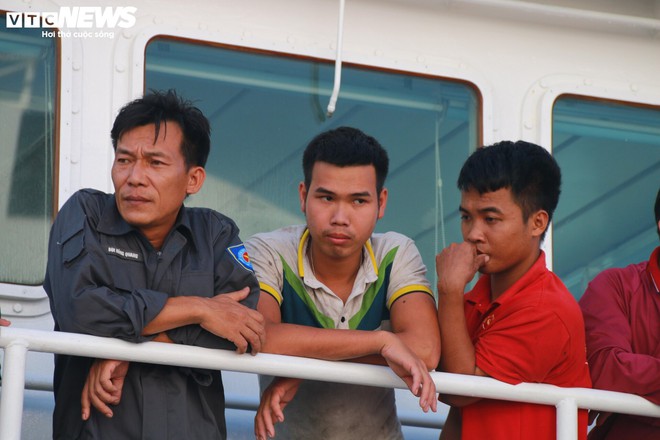 Toàn cảnh cứu hộ, đưa 80 ngư dân chìm tàu từ Trường Sa về đất liền - Ảnh 10.