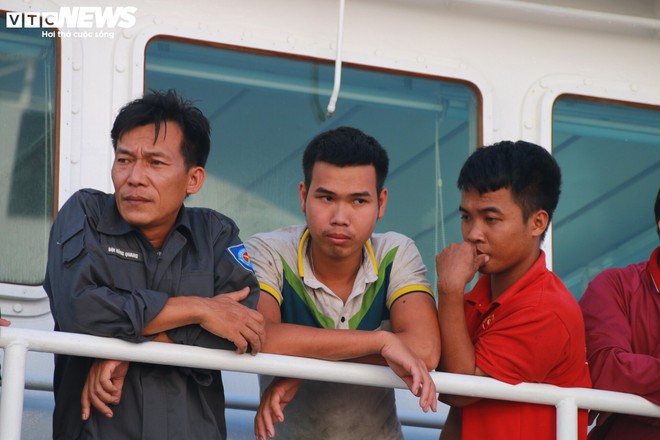 To&agrave;n cảnh cứu hộ, đưa 80 ngư d&acirc;n ch&igrave;m t&agrave;u từ Trường Sa về đất liền - Ảnh 10.