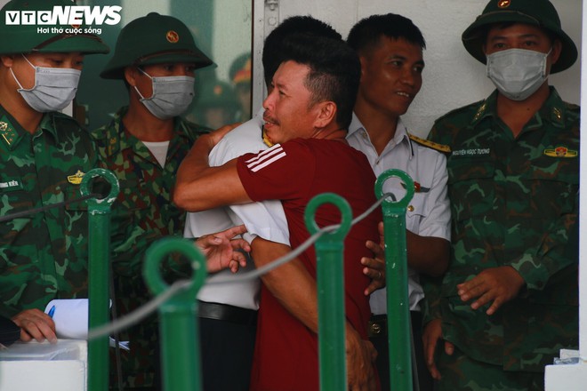 To&agrave;n cảnh cứu hộ, đưa 80 ngư d&acirc;n ch&igrave;m t&agrave;u từ Trường Sa về đất liền - Ảnh 8.