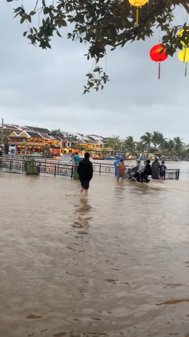 Đi Hội An đúng mùa nước lũ, nhiều du khách vẫn tranh thủ tận hưởng "đặc sản" phố cổ theo cách rất đặc biệt - Ảnh 1.