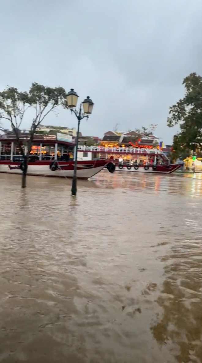 Đi Hội An đúng mùa nước lũ, nhiều du khách vẫn tranh thủ tận hưởng "đặc sản" phố cổ theo cách rất đặc biệt - Ảnh 2.