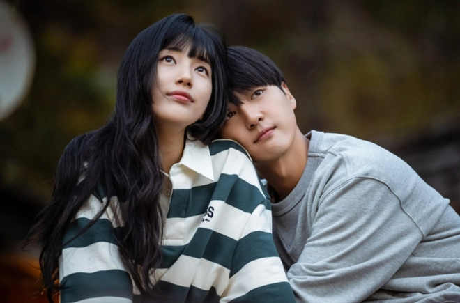Suzy có cả loạt cảnh hôn nóng bỏng ở Doona!, tình đầu quốc dân giờ bạo quá rồi - Ảnh 2. Suzy có cả loạt cảnh hôn nóng bỏng ở Doona!, tình đầu quốc dân giờ bạo quá rồi - Ảnh 2.