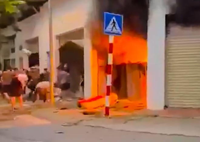 Cháy lớn tại một kho vải gần chợ Ninh Hiệp, nhiều người hoảng sợ - Ảnh 2.