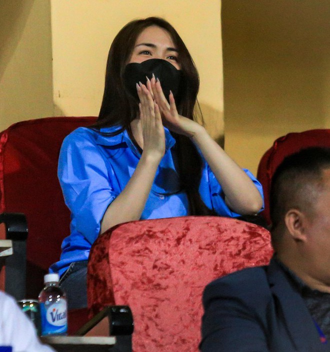 Ho&agrave; Minzy bất ngờ xuất hiện tr&ecirc;n s&acirc;n H&agrave;ng Đẫy, cổ vũ cuồng nhiệt khi người n&agrave;y ra s&acirc;n - Ảnh 6.