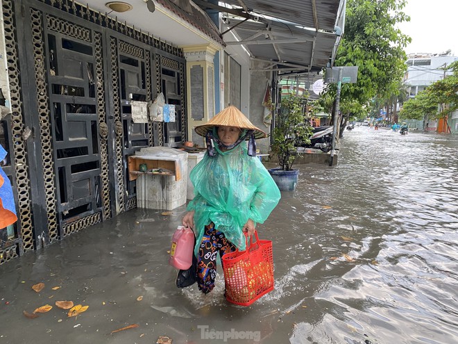 Người d&acirc;n TPHCM b&igrave; b&otilde;m lội nước sau cơn mưa trắng trời chiều cuối tuần - Ảnh 2.
