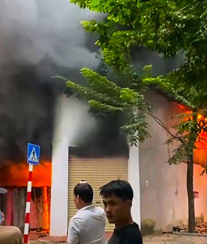 Cháy lớn tại một kho vải gần chợ Ninh Hiệp, nhiều người hoảng sợ - Ảnh 1.