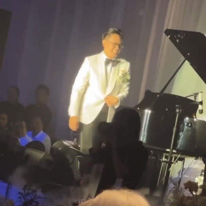 Nhạc trưởng Trần Nhật Minh tự tay đàn piano, hát cực điêu luyện đón cô dâu Thanh Hằng lên lễ đường - Ảnh 3.