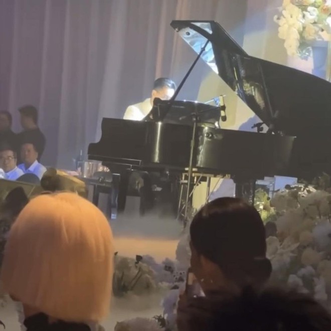 Nhạc trưởng Trần Nhật Minh tự tay đàn piano, hát cực điêu luyện đón cô dâu Thanh Hằng lên lễ đường - Ảnh 2.