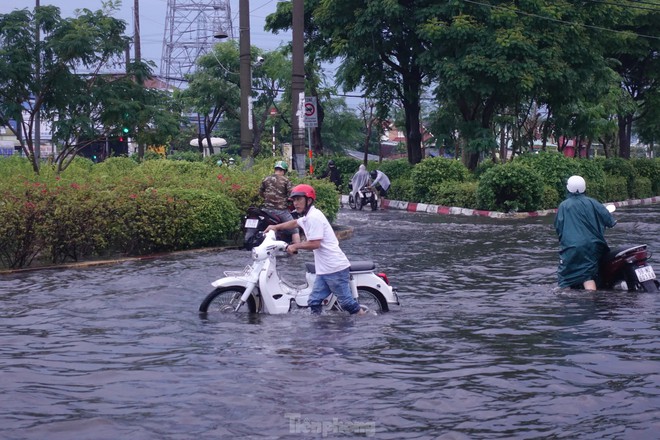 Người d&acirc;n TPHCM b&igrave; b&otilde;m lội nước sau cơn mưa trắng trời chiều cuối tuần - Ảnh 6.