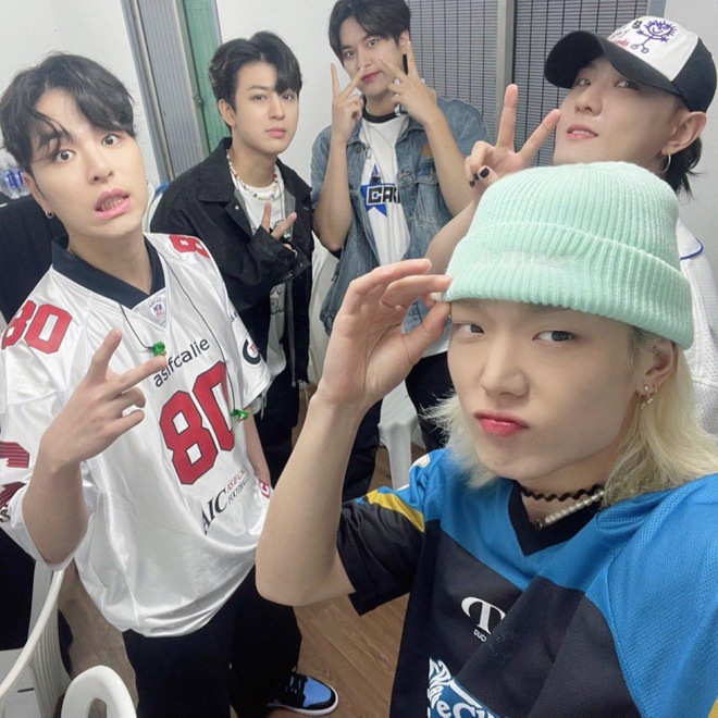 iKON đội n&oacute;n l&aacute; h&aacute;t vang Love Scenario c&ugrave;ng fan Việt - Ảnh 6.